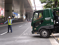 ���z�H������ւ̍H�����q�̗U��