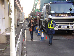 �H���щ���ʍs������s�҂ɑ΂��Đ������U��